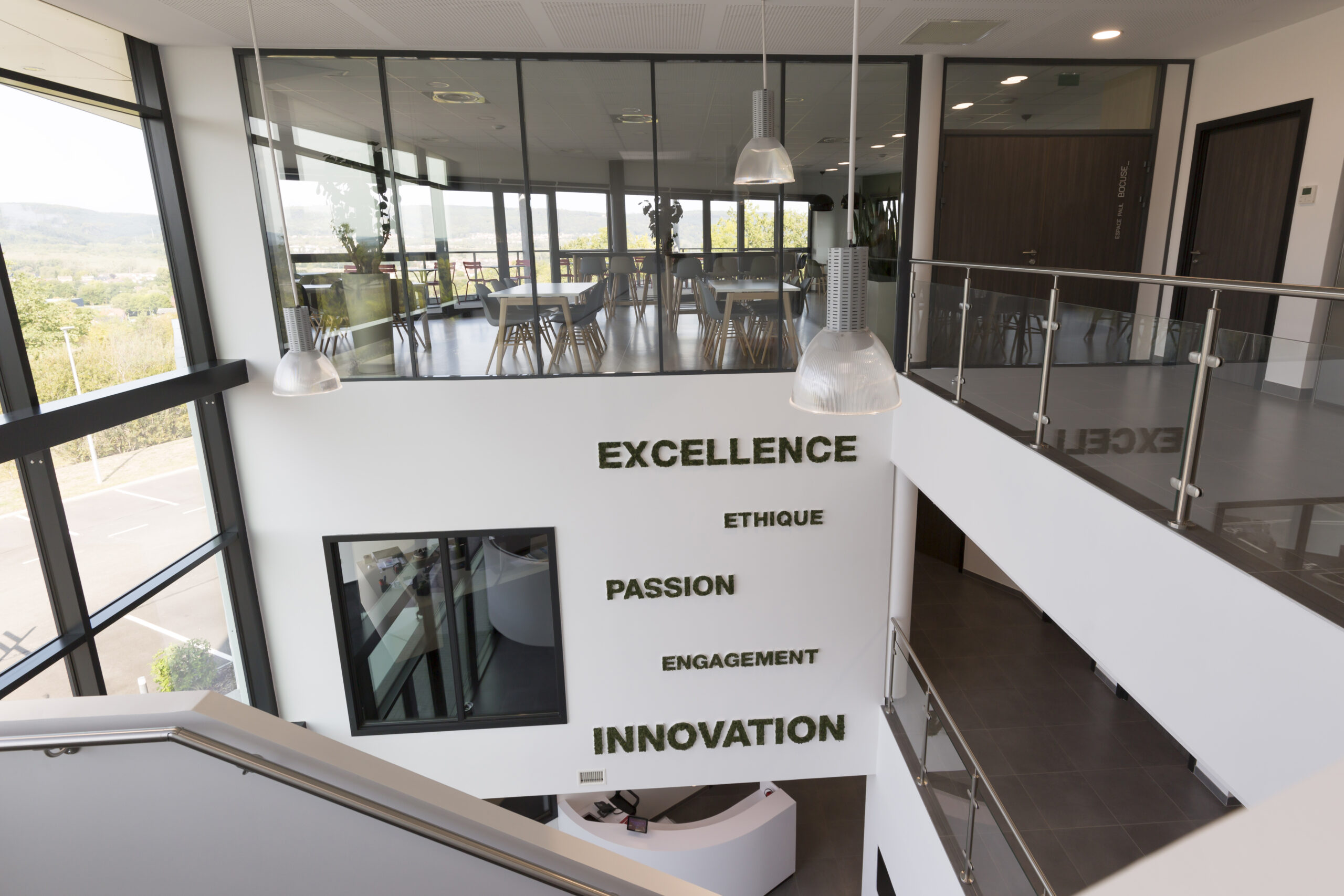 Tertia Office Solutions, spécialistes en aménagement de bureaux professionnels - Cloison vitrée garde-corps couvre-joints R&D