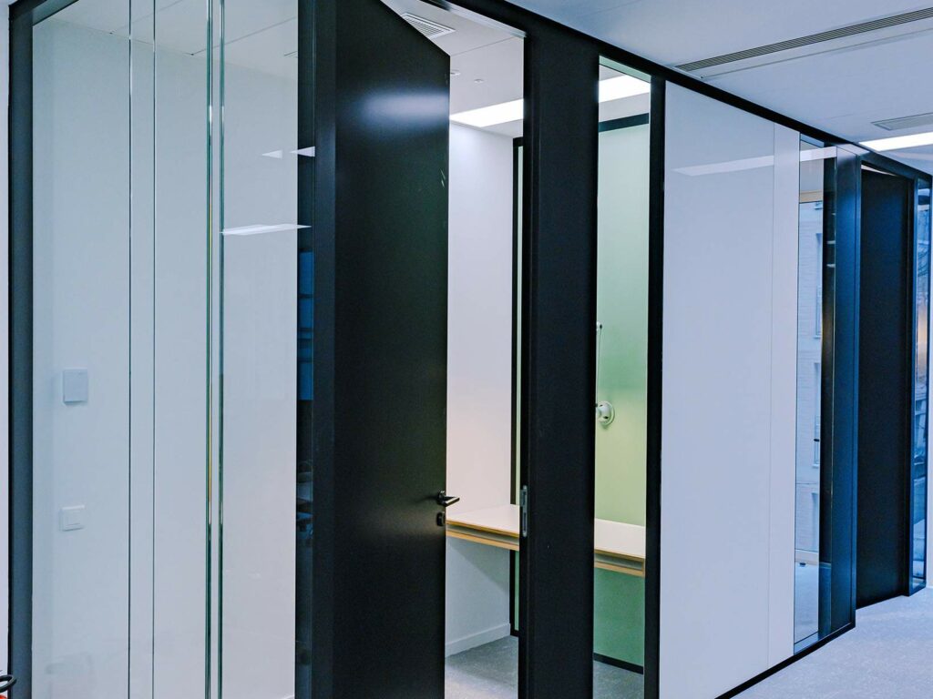 Tertia Office Solutions, spécialistes en aménagement de bureaux professionnels - Cloison vitrée bord-à-bord et couvre-joints
