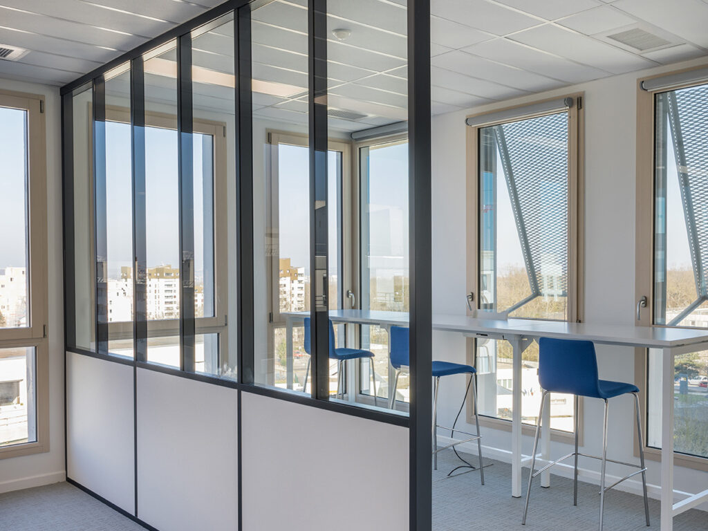 Tertia Office Solutions, spécialistes en aménagement de bureaux professionnels - Cloison vitrée et pleine couvre-joints