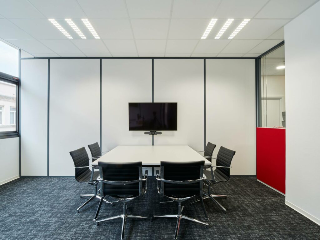 Tertia Office Solutions, spécialistes en aménagement de bureaux professionnels - Cloison pleine couvre-joints noirs