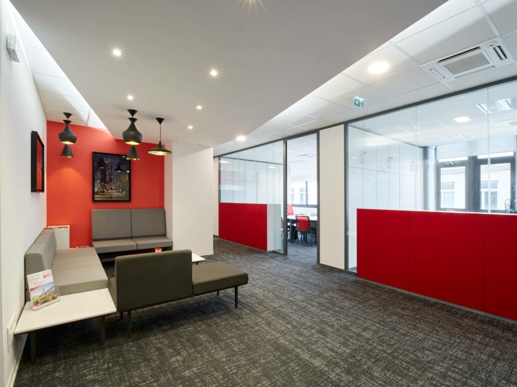 Tertia Office Solutions, spécialistes en aménagement de bureaux professionnels - Cloison vitrée bord-à-bord double vitrage armoires intégrées