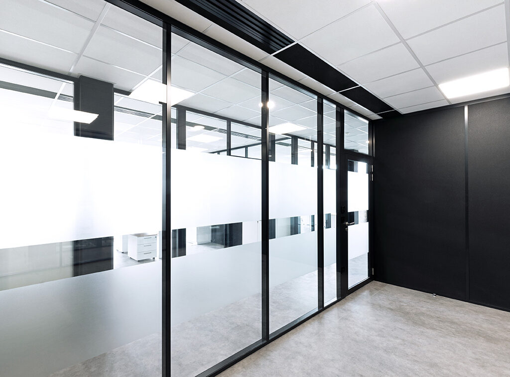 Tertia Office Solutions, spécialistes en aménagement de bureaux professionnels - Cloison vitrée couvre-joints et vitrophanie