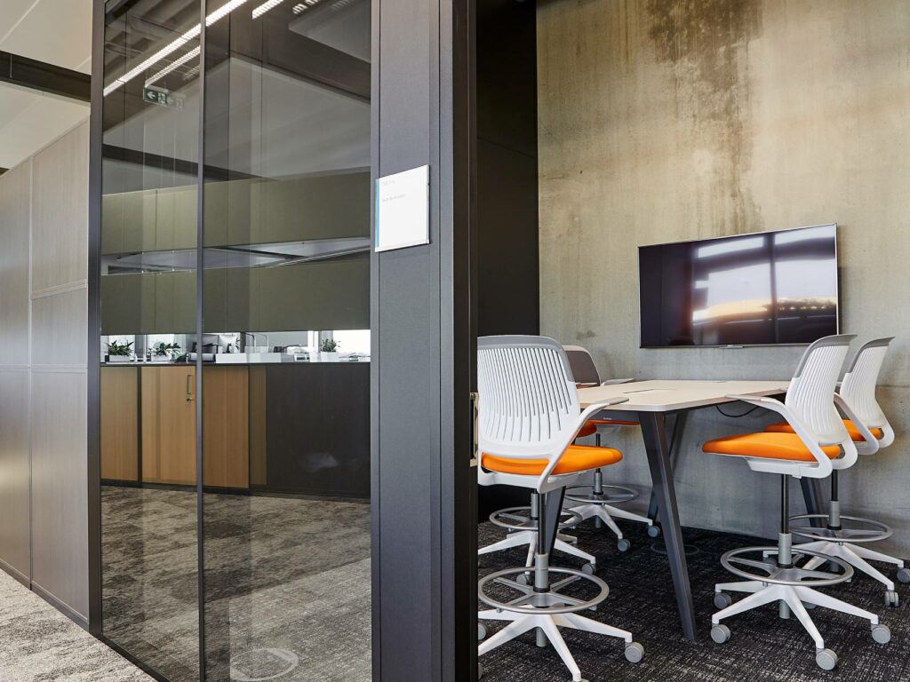 Tertia Office Solutions, spécialistes en aménagement de bureaux professionnels - Cloison vitrée couvre-joints noirs - Endress Hauser