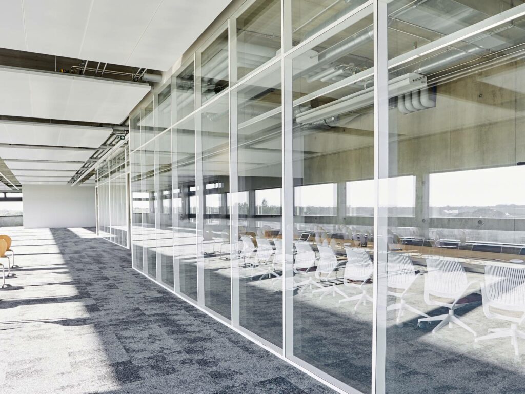 Tertia Office Solutions, spécialistes en aménagement de bureaux professionnels - Cloison vitrée couvre-joints - Endress Hauser