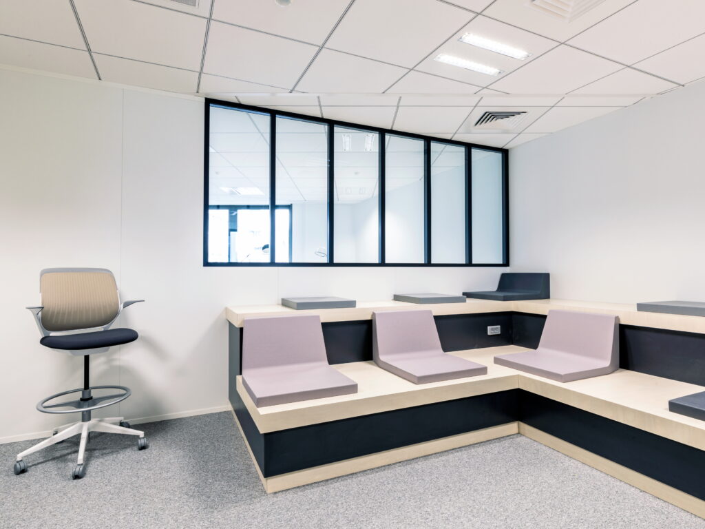 Tertia Office Solutions, spécialistes en aménagement de bureaux professionnels - Cloison vitrée couvre-joints - effet verrière