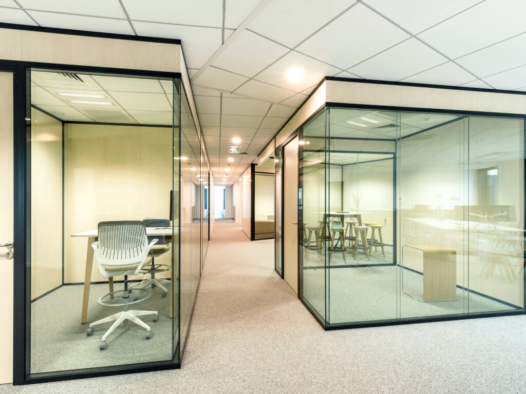 Tertia Office Solutions, spécialistes en aménagement de bureaux professionnels - Cloison vitrée bord-à-bord