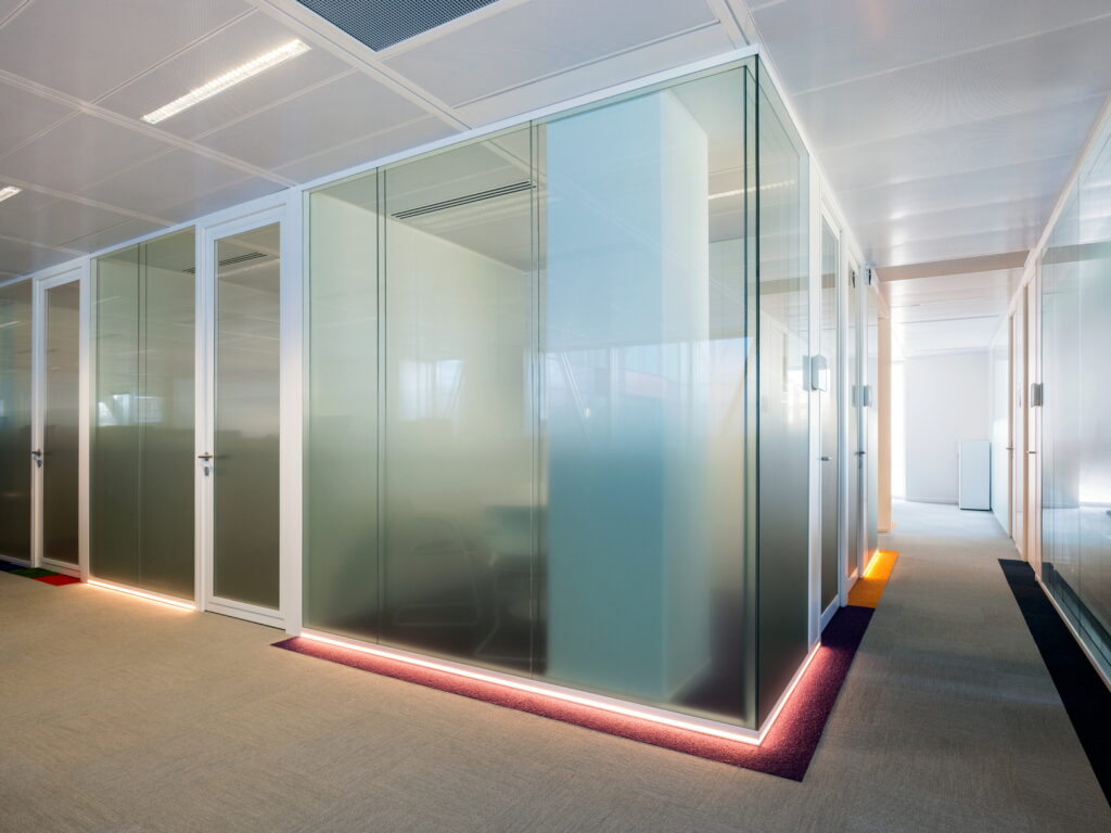 Tertia Office Solutions, spécialistes en aménagement de bureaux professionnels - Intégration LEDs cloison amovible