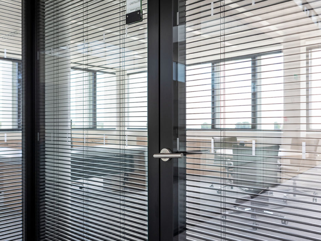 Tertia Office Solutions, spécialistes en aménagement de bureaux professionnels - Store intégré cloison amovible