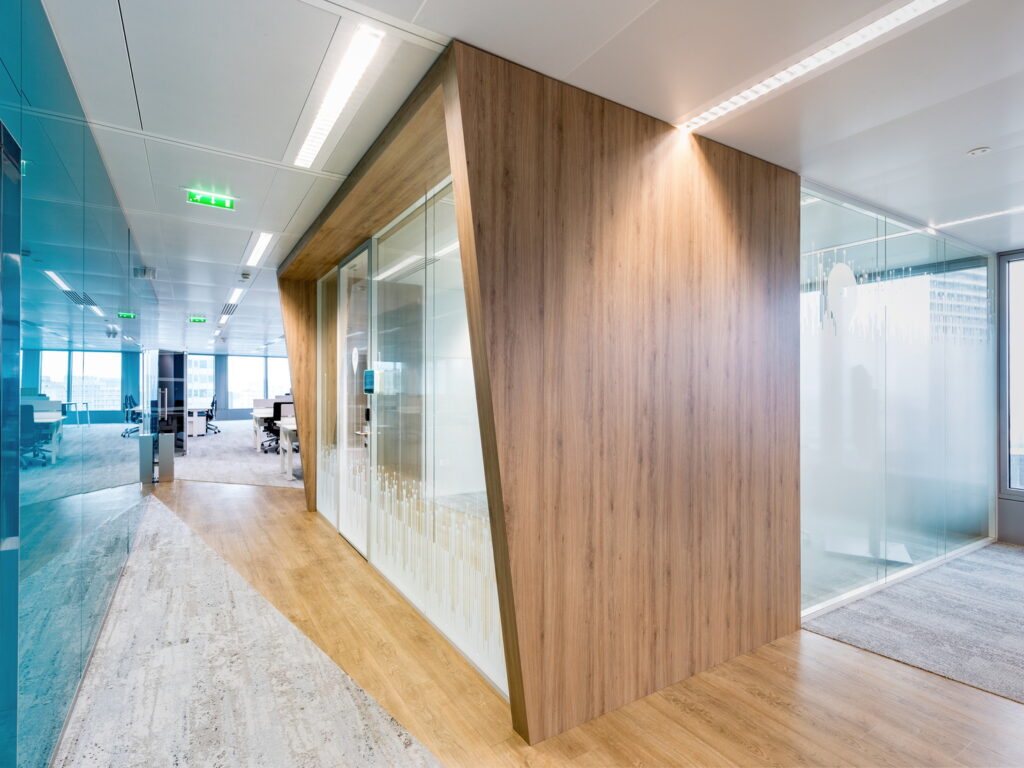 Tertia Office Solutions, spécialistes en aménagement de bureaux professionnels - Cloison vitrée bord-à-bord et vitrophanie motifs