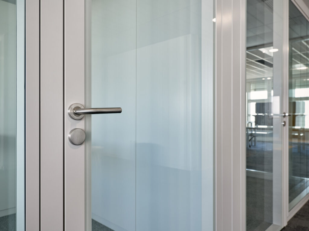 Tertia Office Solutions, spécialistes en aménagement de bureaux professionnels - Bloc porte bi-affleurante zoom