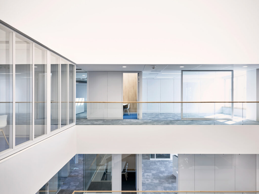 Tertia Office Solutions, spécialistes en aménagement de bureaux professionnels - Cloison vitrée garde-corps couvre-joints