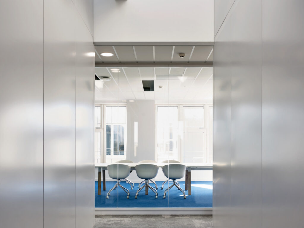 Tertia Office Solutions, spécialistes en aménagement de bureaux professionnels - Cloison pleine bord-à-bord deux hauteurs