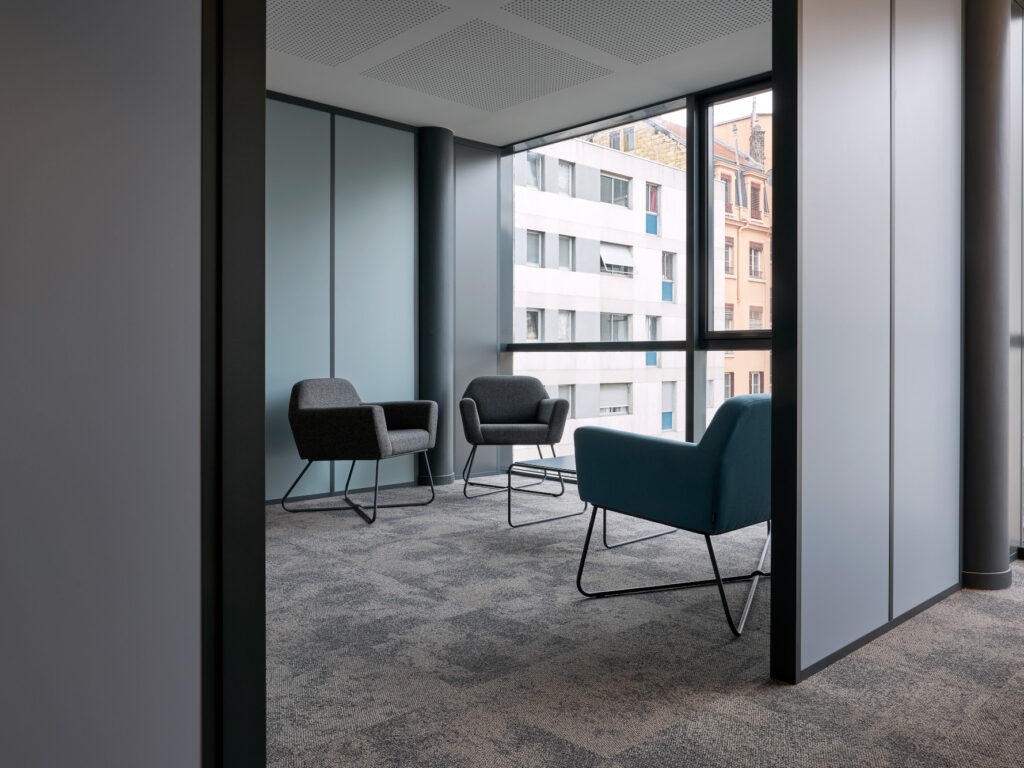 Tertia Office Solutions, spécialistes en aménagement de bureaux professionnels - Cloison pleine couvre-joints bicolor