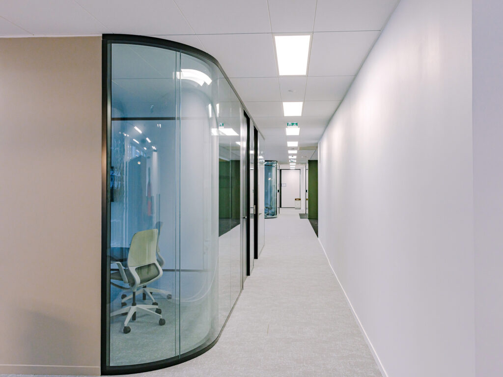 Tertia Office Solutions, spécialistes en aménagement de bureaux professionnels - Cloison vitrée bord-à-bord double vitrage incurvée
