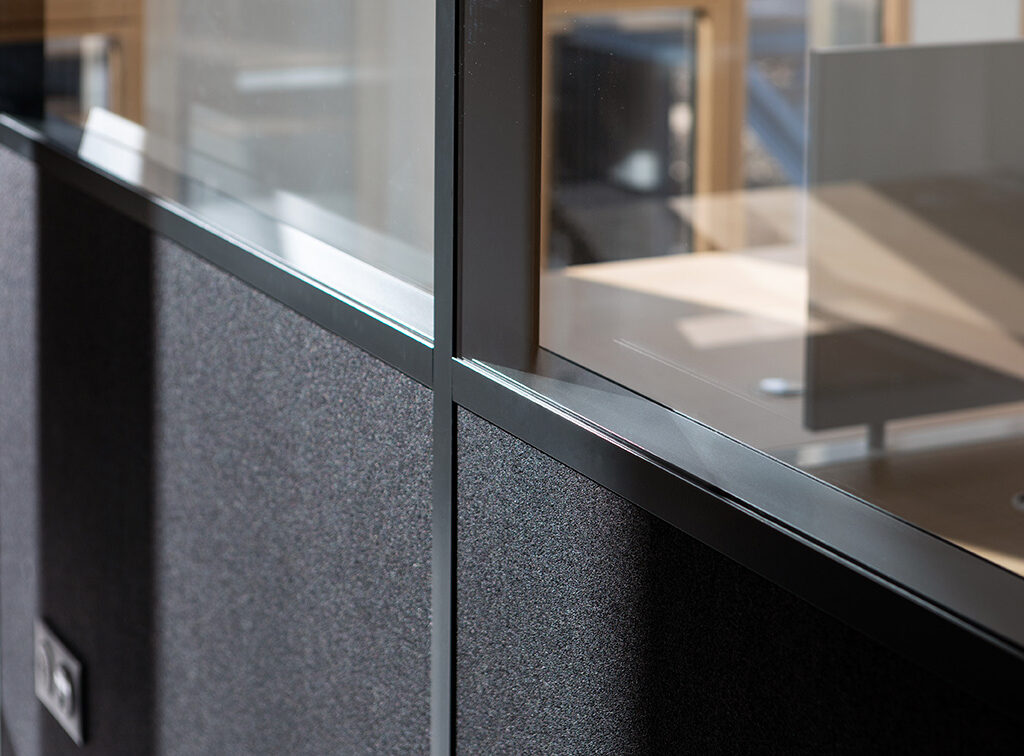 Tertia Office Solutions, spécialistes en aménagement de bureaux professionnels - Zoom cloison vitrée couvre-joints