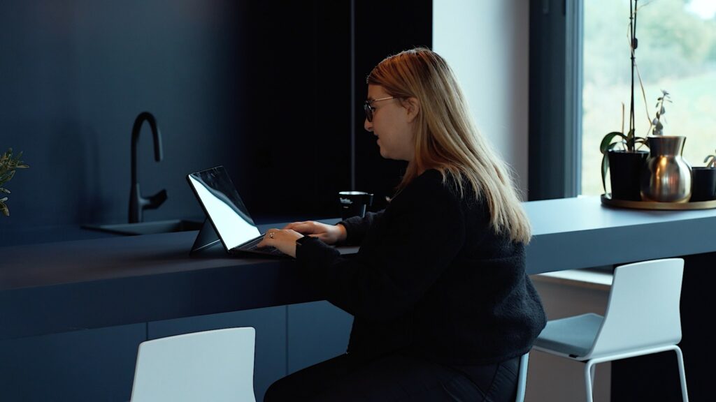 contractant général tertia qui coordonne et planifie un projet professionnel d'aménagement intérieur