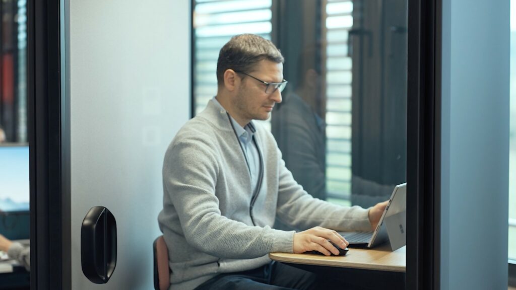 contractant général tertia qui analyse et conçoit un projet professionnel d'aménagement intérieur