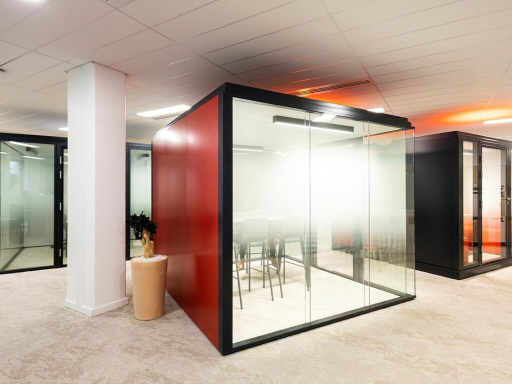 Tertia Office Solutions, spécialistes en aménagement de bureaux professionnels - Cabine sur-mesure cloisons pleines et vitrées bord-à-bord