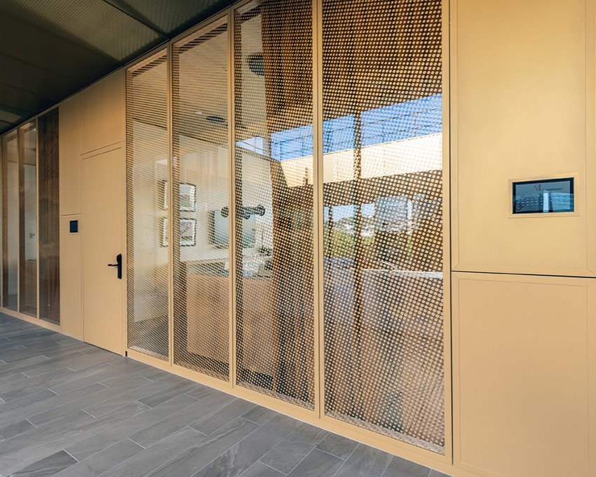 Tertia Office Solutions, spécialistes en aménagement de bureaux professionnels - Cloison coupe-feu vitrée couvre-joints Hippodrome Longchamp