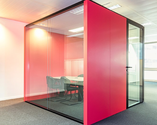 Tertia Office Solutions, spécialistes en aménagement de bureaux professionnels - Cabine sur-mesure cloisons vitrées bord-à-bord