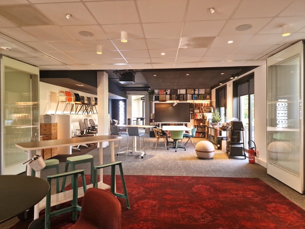 Tertia Office Solutions - mur mobile bureau professionnel - showroom mur vitré ouvert